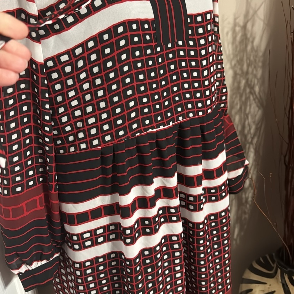 Chic Red and Black Geometric Dress - Picture 9 of 9